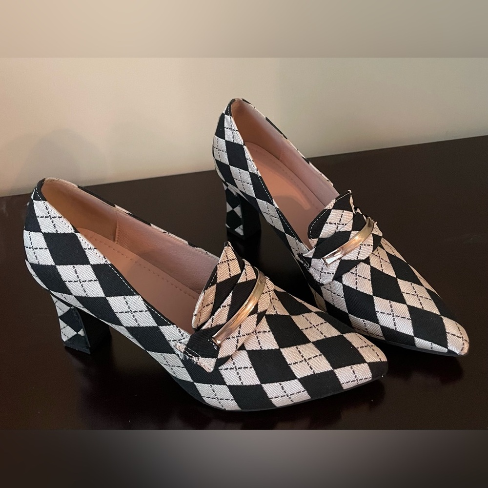 Fabulous beige & black argyle low heels